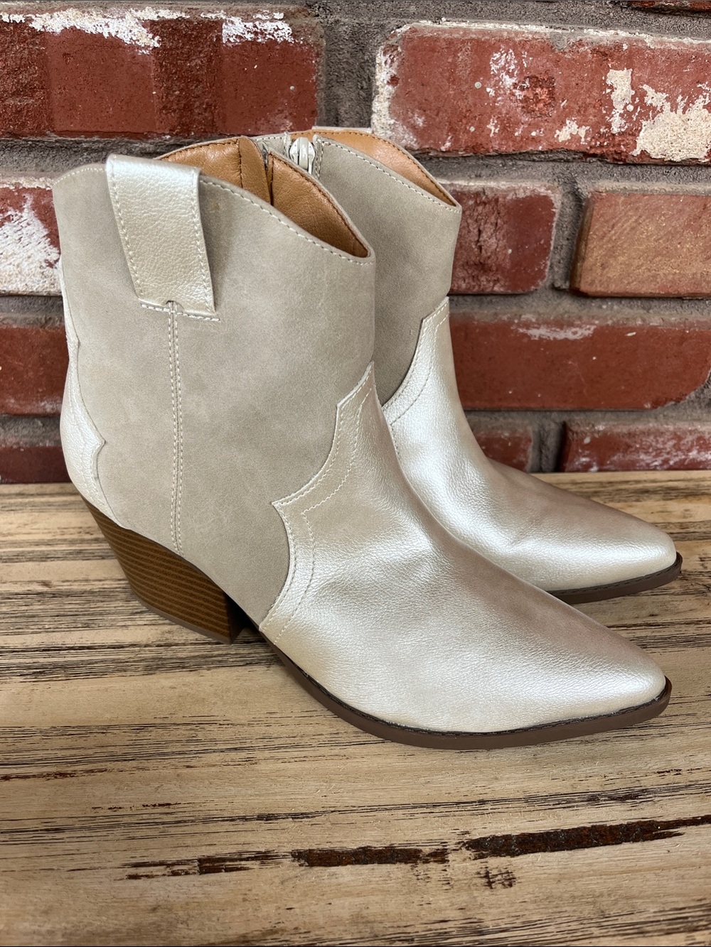 Indigo rd. Metallic Ivory and Vegan Suede Western Ankle Boots Sz 8.5 🆕 no 📦